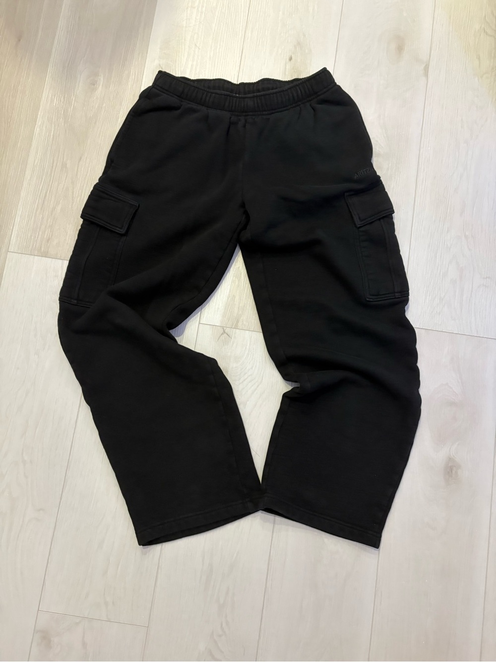 aritzia black cargo sweatpants